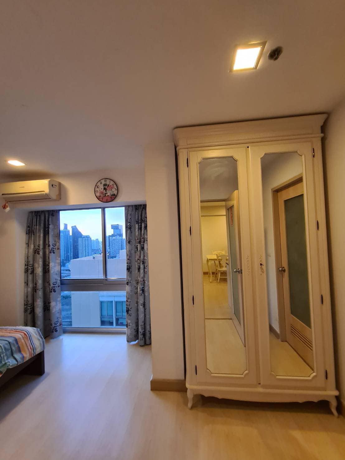 ให้เช่าคอนโด My Resort Bangkok (มาย รีสอร์ต แบงค์คอก) - ตกแต่งเฟอร์ครบห้องใหญ่ใกล้ มหาวิทยาลัยศรีนครินทรวิโรฒ - การเดินทาง: รถไฟฟ้าใต้ดิน MRT สถานีเพชรบุรี