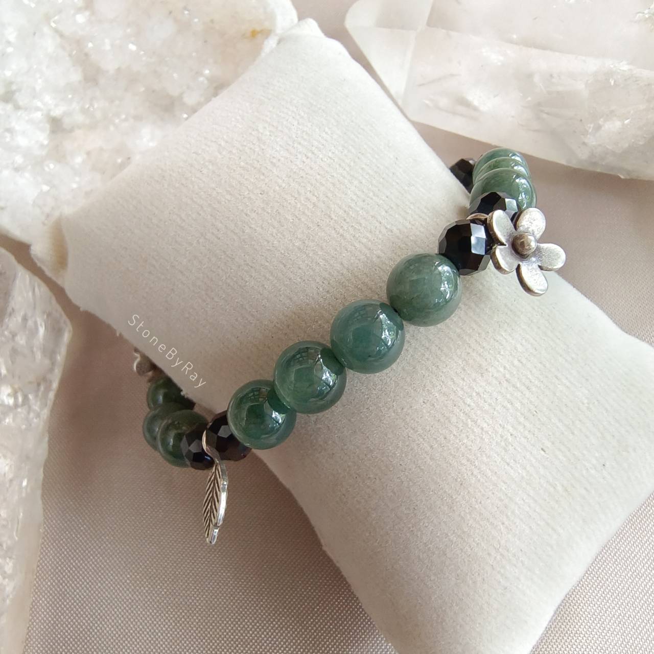 สร้อยข้อมือหยกเขียวกับนิลเจียรเหลี่ยม Jade+Black Spinel