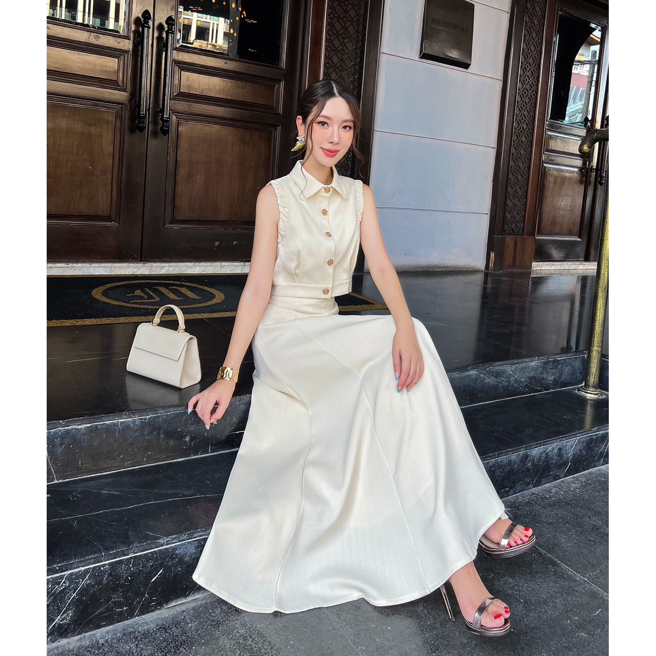 kudapy ชุดเซ็ทเสื้อ+กระโปรงยาว ตัวเสื้อออกแบบให้ดูเกร๋ที่แขนเสื้อ กระดุมดอกไม้ทองเป็นกระดุมจริง ปกเสื้อทรงแหลม