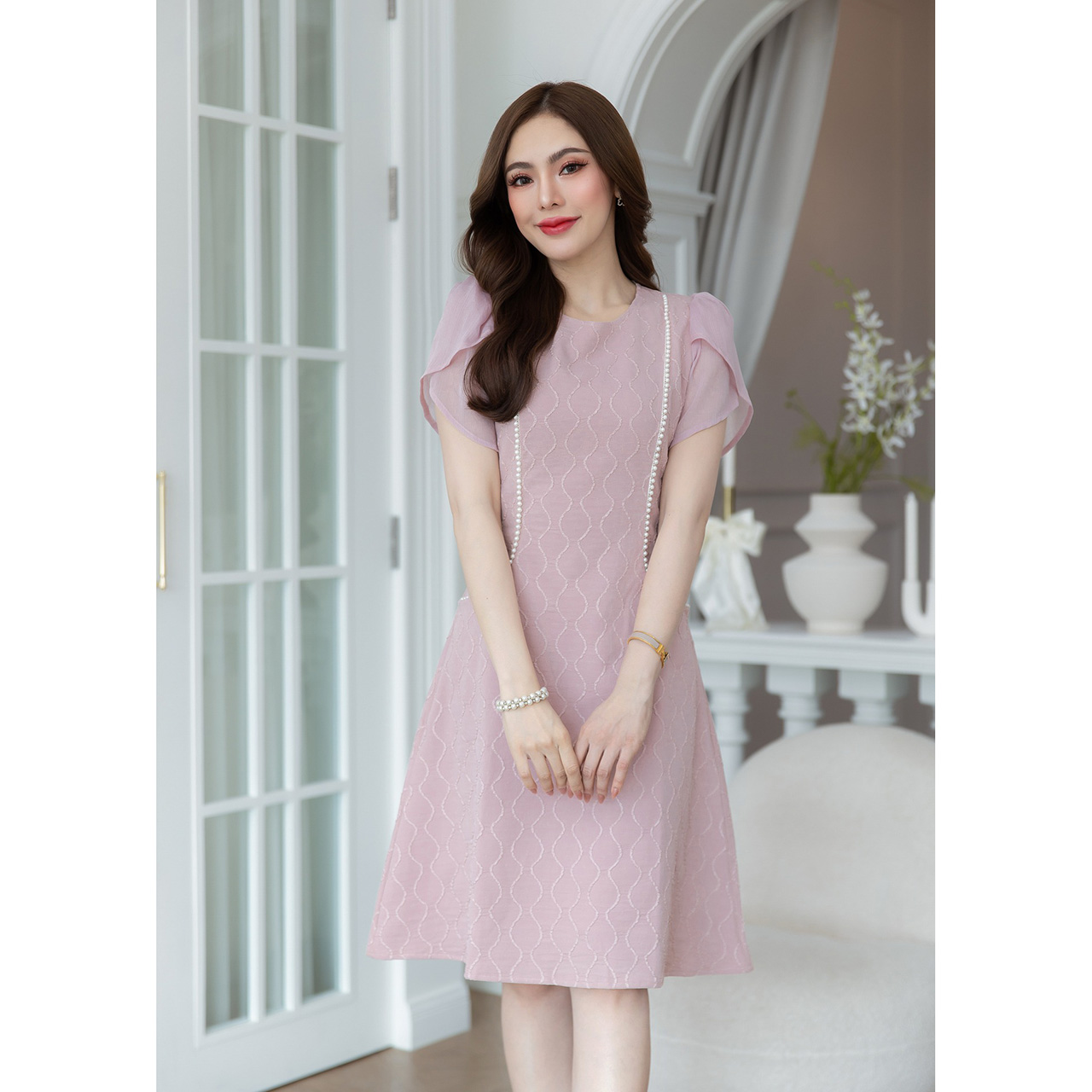 kudapy เดรสสั้นสีชมพู ผ้าญี่ปุ่นมีเทคเจอร์สวยมิติ มาในแพทเทิร์นสวยเรียบหรู มีดีเทลแต่งมุก ช่วงแขนเป็นผ้ามีกลิตเตอร์