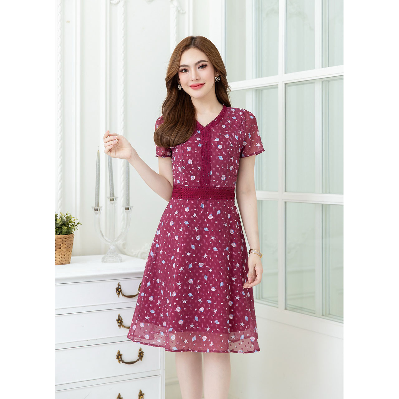 kudapy เดรสสั้นสีกร/สีแดง ผ้าชีฟองเทคเจอร์นูนพิมพ์ลาย ดีเทลแต่งลูกไม้รอบคอและเอว แพทเทิร์นเรียบง่าย ใส่สบาย