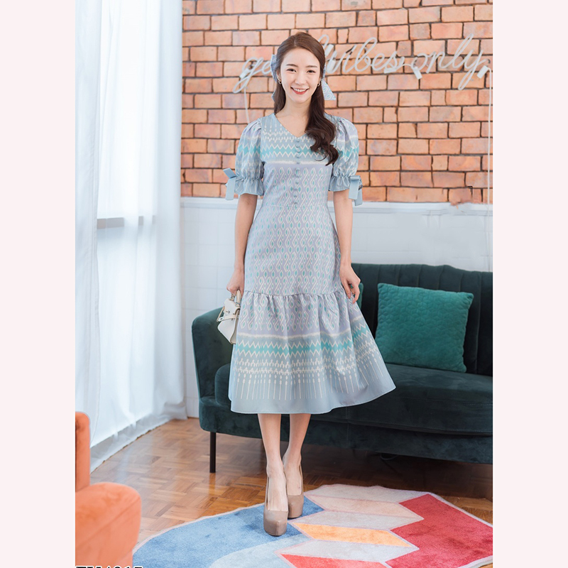 kudapy เดรสสั้นผ้าไทยแขนตุ้กตาสีม่วง/สีเขียว/สีชมพู คอวีแขนจั้มผูกโบว์ผ้าลายไทย ซิบหลัง