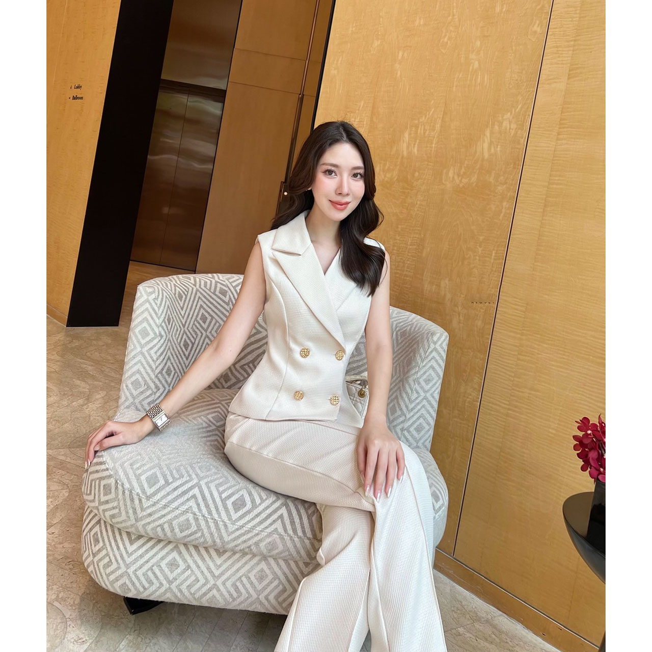 kudapy เซ็ทเสื้อแขนกุดเข้ารูปมาพร้อมกับกางเกงขายาว ตัวเสื้อแต่งกระดุมจริงสีทอง กางเกงใช้ผ้าเดียวกับเสื้อ ซิปตะขอหน้า กระเป๋าจริง