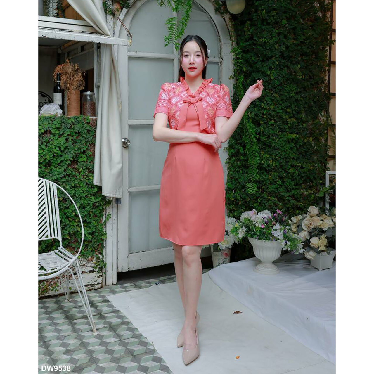 kudapy เดรสสั้น คอวีแต่งโบว์กระโปรงทรงเอ เสื้อายไทยสวยดูดี ใส่ออกงานสวยน่ารัก