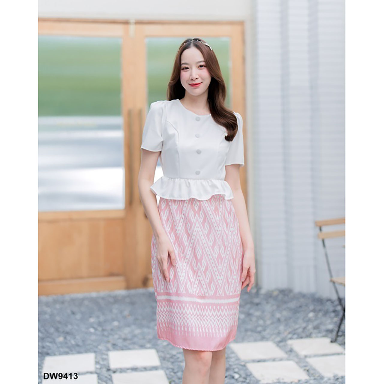 kudapy เดรสสั้นสีม่วง/สีชมพุ/สีกรม กระโปรงลายไทยชายเสื้อระบายแต่งกระดุม