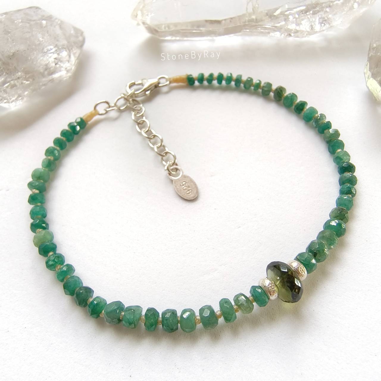 สร้อยข้อมือเงินสะเก็ดดาวโมดาไวต์กับมรกต Moldavite+Emerald