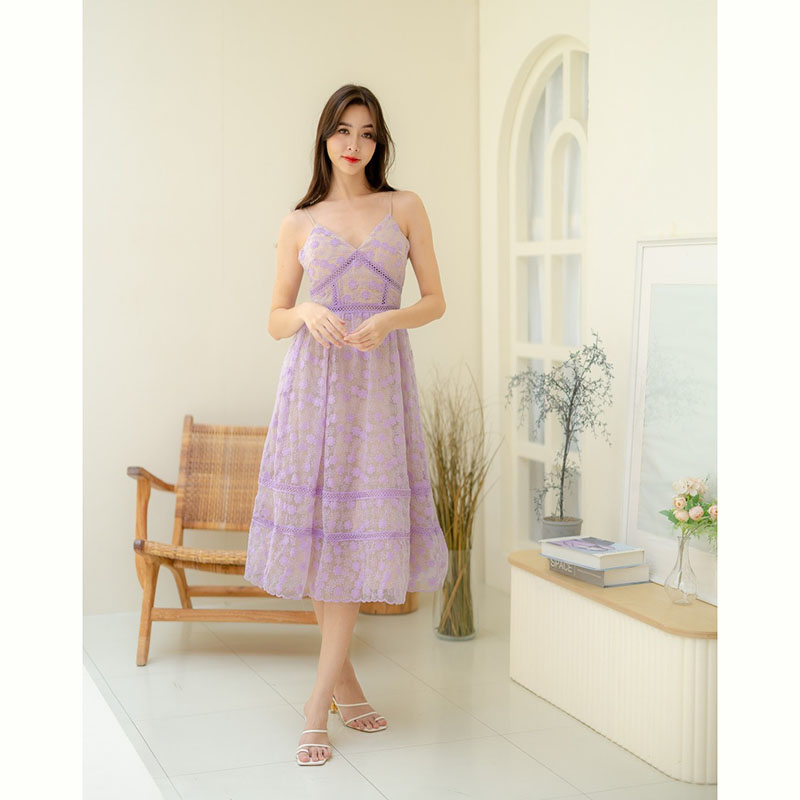 kudapy เดรสยาวสีครีม/สีม่วง ลูกไม้ สายเดี่ยวงานป้าย Multibrand ผ้าระบายลายดอก มีซับในตัว งานซิปหลัง ละมุนละไมเหมาะกับการใส่ไปทะเลสุดๆ