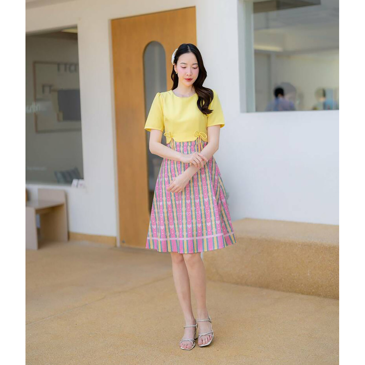 kudapy เดรสสั้นสีเหลือง สีชมพู สีกรม สีฟ้า ผ้าไทยลายหัวใจแต่งโบว์เอว