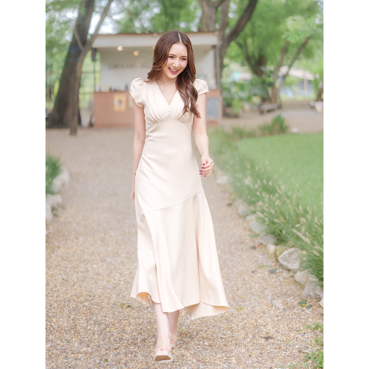 kudapy เดรสยาวดีไซน์คอวีเย็บรูดใต้อกช่วยขับรูปร่างให้ดูมีมิติ