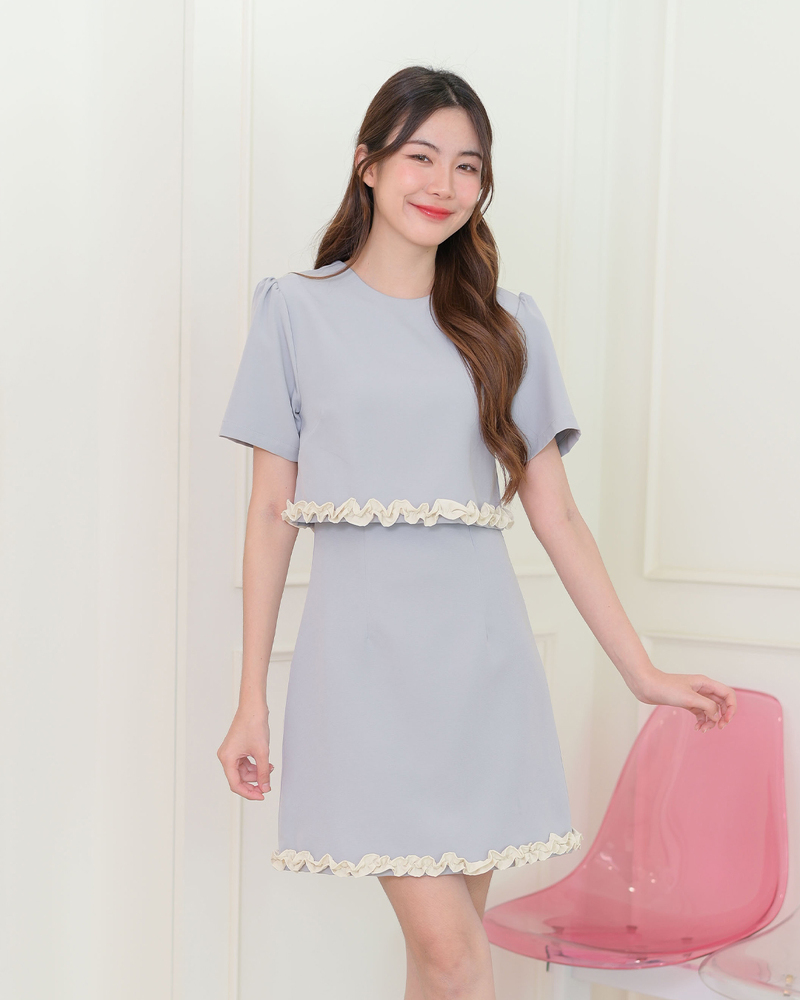 kudapy เดรสแขนสั้นคอกลม แต่งรูดระบายชายเสื้อและกระโปรง รูดยกไหล่พองเบาๆ ผ้าเนื้อหนานุ่มมีน้ำหนักทิ้งตัวสวย