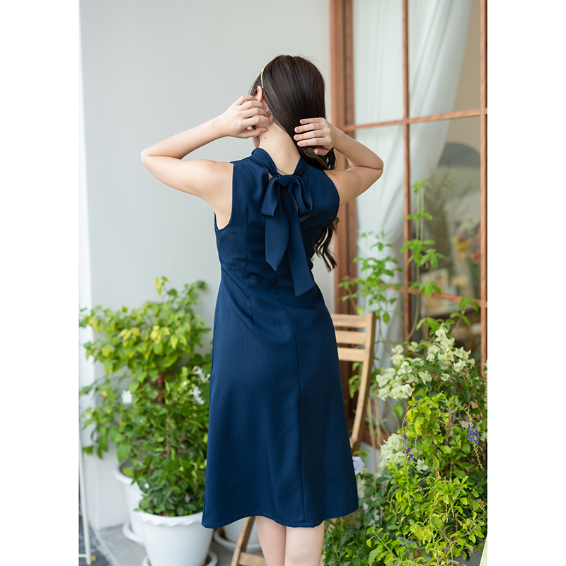 kudapy เดรสสั้นสีโอวัลติน/สีกรม/สีชมพู/สีแดง ช่วงเสื้อเป็นแขนกุดคอปีน สายผูกคอเป็นโบว์ด้านหลังต่อด้วยกะโปรงทรงเอพริ้วๆ ช่วงเอวจับจีบเล็กๆ