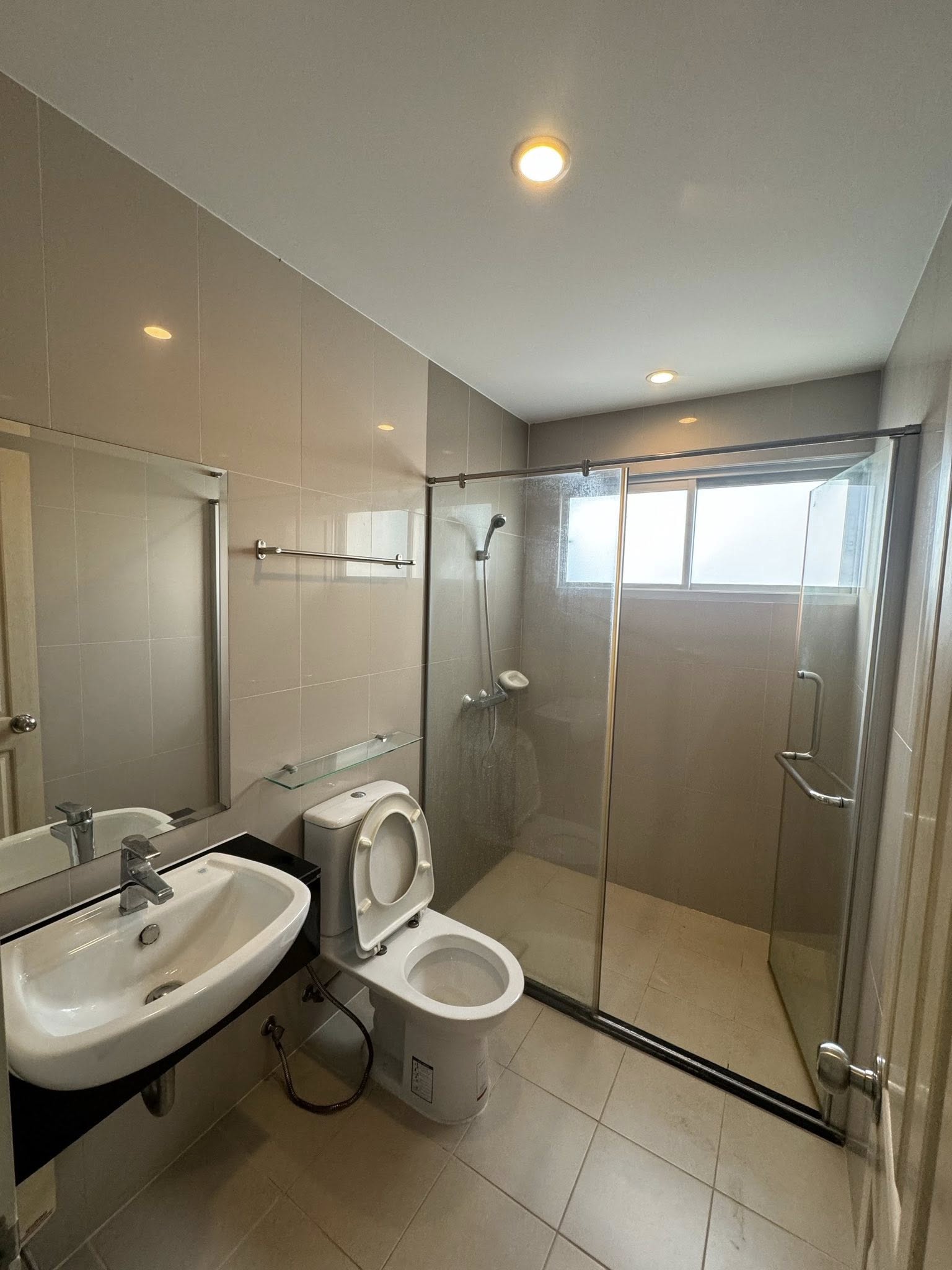 คอนโด ศุภาลัย ปาร์ค อโศก - รัชดา (Supalai Park Asoke - Ratchada) High Rise โซนพื้นที่ MRT พระราม 9 ให้เช่าห้องแบบ 1ห้องนอน 1ห้องน้ำ 1ครัวปิด ขนาดห้อง 50 ตรม. ชั้น 29 ห้องเปล่ามีแอร์2เครื่อง