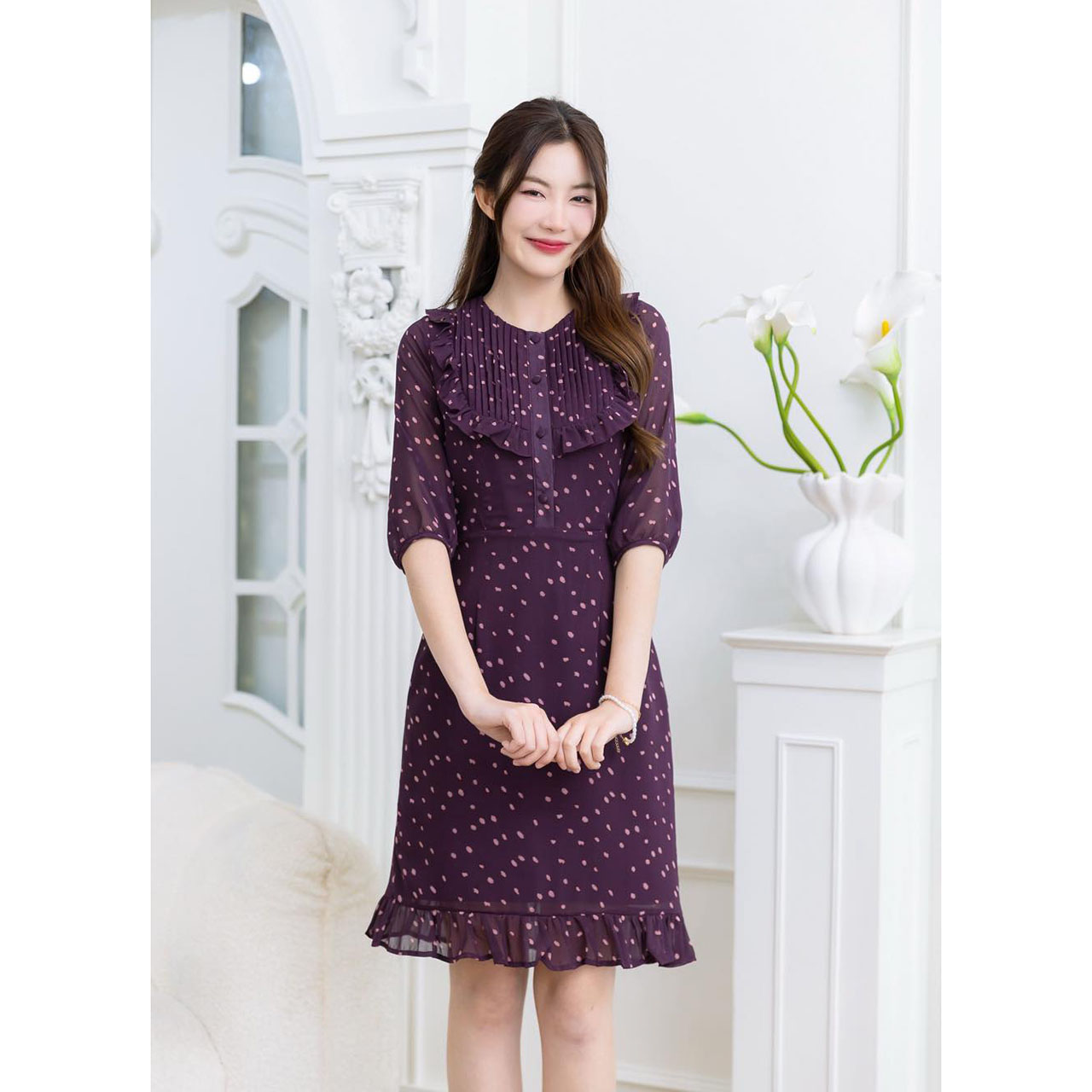 kudapy เดรสชีฟองลายจุดหิมะ โทนสีเข้ม มีดีเทลตีเกล็ดแต่งระบายช่วงอก ช่วงชายกระโปรงเป็นระบายเล็กๆ