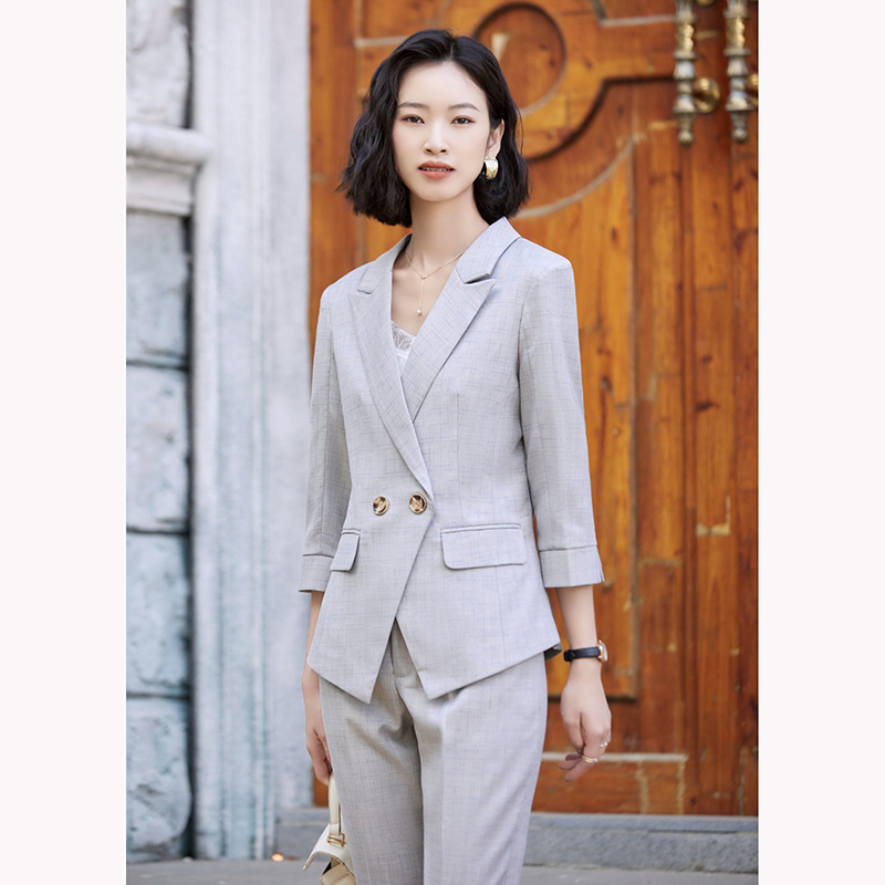 kudapy ชุดสูททำงานผู้หญิงสีเทา/สีชมพู แต่งกระดุมหน้าแขนห้าส่วนพร้อมกางเกง จุดเด่นของชุดนี้คือได้ลุคที่สดใส