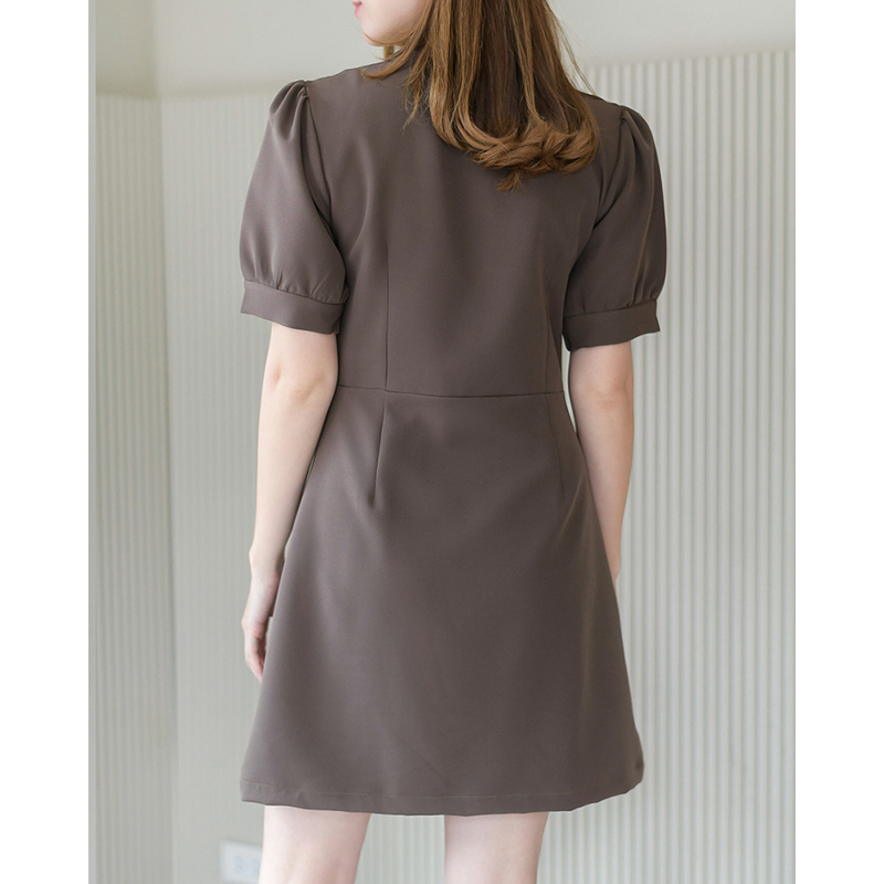 kudapy ชุดเดรสสั้นสีต้ำตาล/สีเขียว/ คอปก กระดุมหน้า แขนตุ๊กตารูดพองเบาๆ เพิ่มกิมมิคติดกระเป๋าที่อกสองข้าง