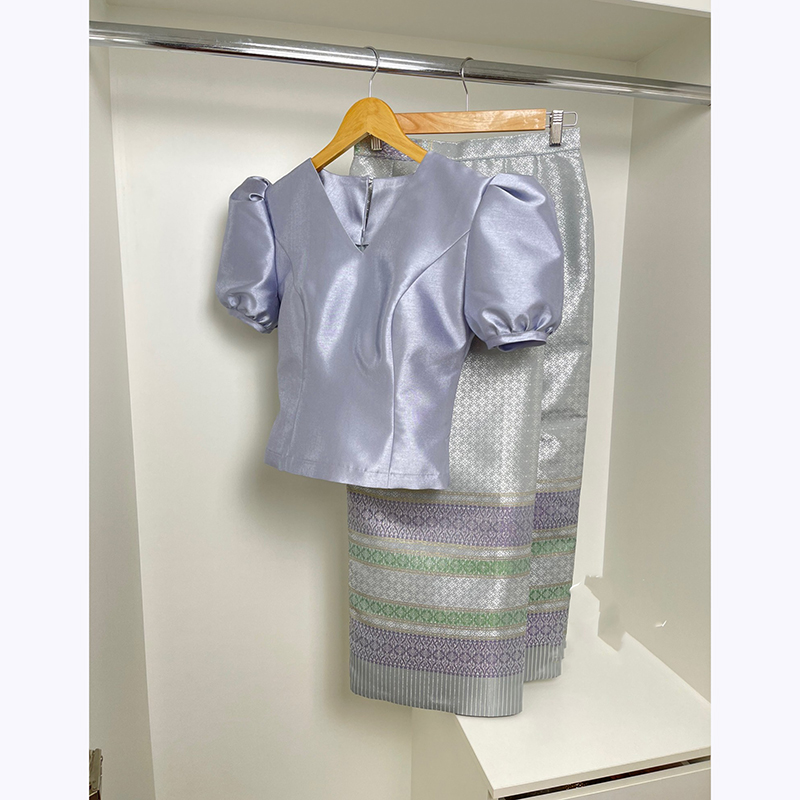 kudapy ชุดไทยผ้าไหมสีเทาสวยหรู จีบไหล่ยกตั้งขึ้น มีซิปซ่อนหลัง ตัดเย็บด้วยผ้าไหมอิตาลีอัดกาว มาพร้อมกับผ้าถุงไหมกวินตราทอเครื่อง ลายไทย