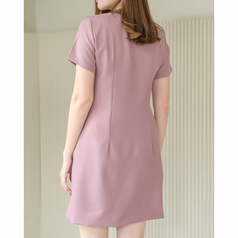 kudapy เดรสสั้นสีดำ/สีเทาฟ้า/สีโอวัลติน/สีม่วง แขนสั้น เล่นดีเทลกระดุมสองเฉดบนสาบหน้า ตัวสาบหน้าทำลิ้นด้านในไว้ยาวมาก