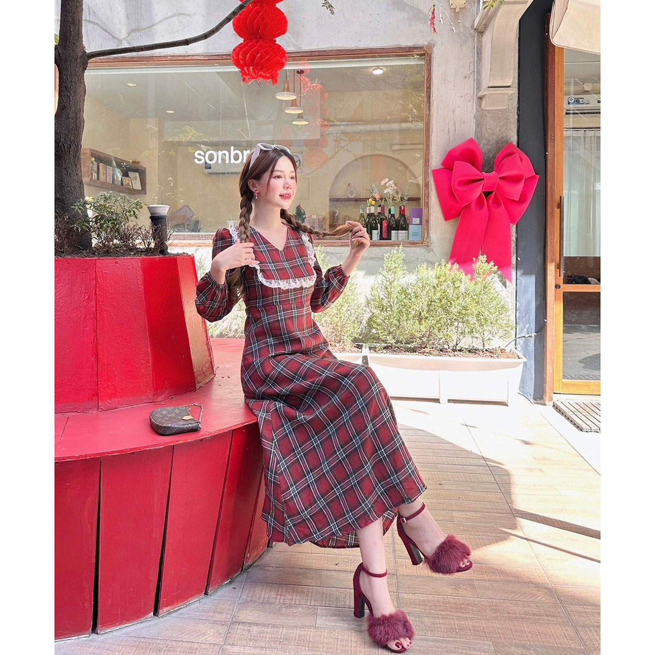 kudapy เดรสยาวลายสก๊อตสีแดงทรงคุณหนู แต่งระบายอย่างดี ตัวแขนเสื้อแขนพอง