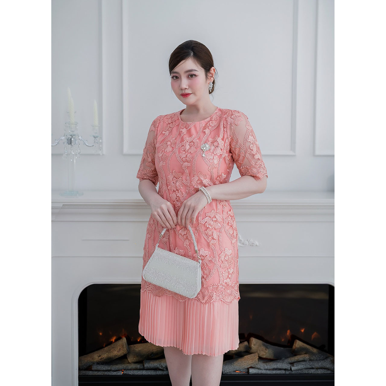 kudapy เดรสสั้นสีโอรส ลูกไม้เงาแต่งเลื่อมทั้งชุด เดรสลูกไม้เลื่อมชายพลีท งานสวยเนื้อผ้าดี มีซับในทั้งชุดซิปหลัง