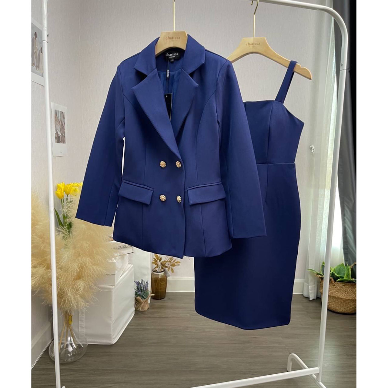 kudapy Set blazer +dress เรียบหรู ใส่สบาย เสื้อสูทออกแบบให้เป็นทรงใหญ่กว่าเดรส มีความสุภาพ มีฟองน้ำเสริมไหล่บาง ให้ทรงดูสวย มีซับในทั้งตัว