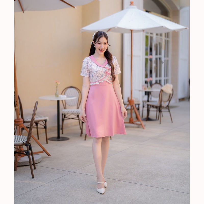 kudapy เดรสสั้นสีเหลือง/สีชมพู/สีกรม คอบัวเสื้อกั๊กทรงระบายเล็กๆ กระโปรงพริ้ว ดีเทลมีกระดุมน่ารักๆติดตรงอก