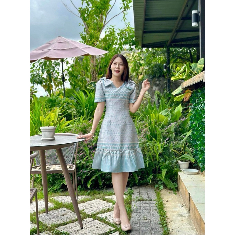 kudapy เดรสสั้นผ้าลายไทยสีฟ้าอมเขียวพิมพ์ลายไทย แต่งโบว์ที่ไหล่ อัดกาวทั้งชุด ใส่สบายค่ะ