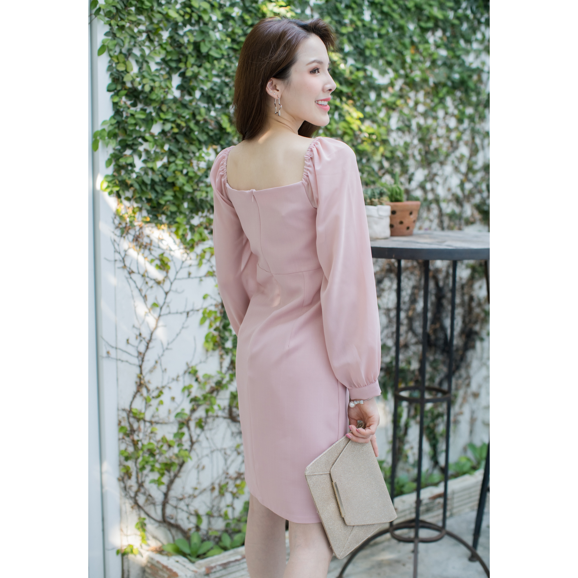 kudapy เดรสสั้นสีชมพู ช่วงคอเป็นคอวี อกจับจีบ ดูเซ็กซี่ แขนเสื้อเป็นผ้าชีฟอง ซีทรู ใส่สวยดูดี กระโปรงทรงสอบ