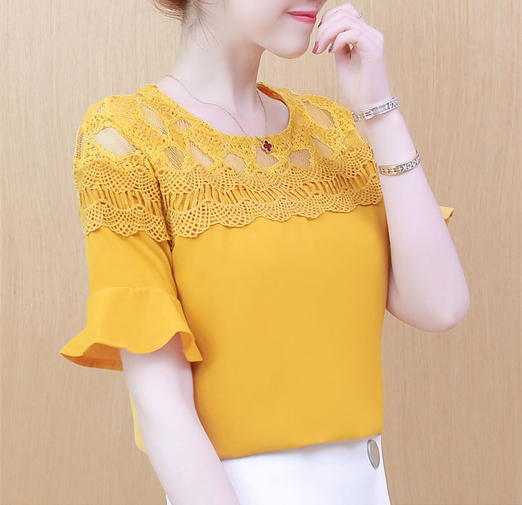 เสื้อสีเหลือง คอเสื้อ หน้าอก และช่วงไหล่ แต่งด้วยผ้าลูกไม้และผ้าถักโครเชต์สีเหลือง