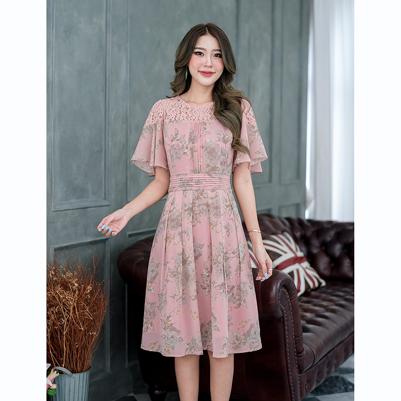 kudapy เดรสสั้นสีชมพู/สีดำ ผ้าชีฟอง อกช่วงบนตัดต่อด้วยผ้าลูกไม้ แขนเสื้อจะสวยเป็นพิเศษ