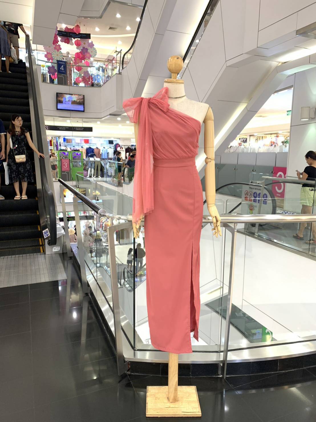 kudapy ชุดราตรียาวสายเดี่ยวแต่งโบว์สีชมพูสด กระโปรงทรงเอ ตีเกร็ดเอว ใส่แล้วเอวคอด พรางแขน พรางสะโพก มากค่ะ