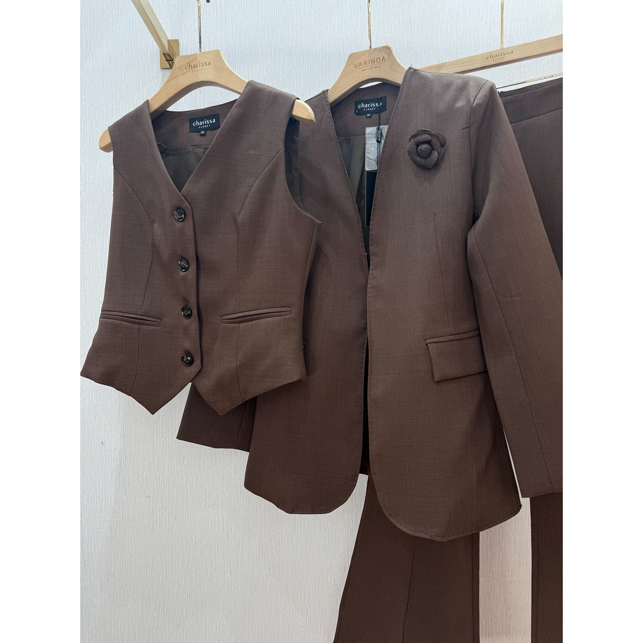 kudapy เซ็ท 4 ชิ้น เสื้อสูท+เสื้อ vestด้านใน +กางเกง+เข็มกลัดดอกไม้ ใช้ผ้าเดียวกันทั้งเซ็ท ตัวเสื้อสูทมีซับในอย่างดี กระเป๋าจริง