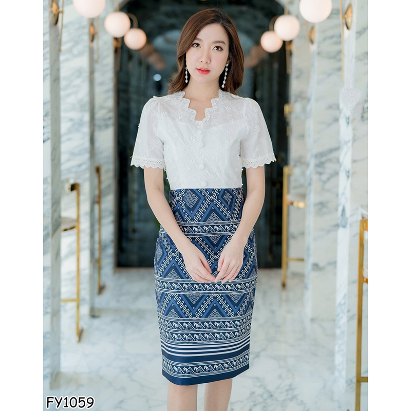 kudapy เดรสสั้นผ้าไทยสีขาว/สีชมพู เสื้อลูกไม้คอวีหยักแขนหยัก+กระโปงลายไทย ใส่สบายสวยดูดีน่ารักๆ