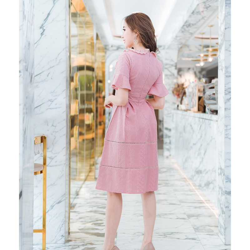 kudapy เดรสสั้นสีชมพู ผ้าลูกไม้ ทรงเอกว้าง แขนแต่งระบาย