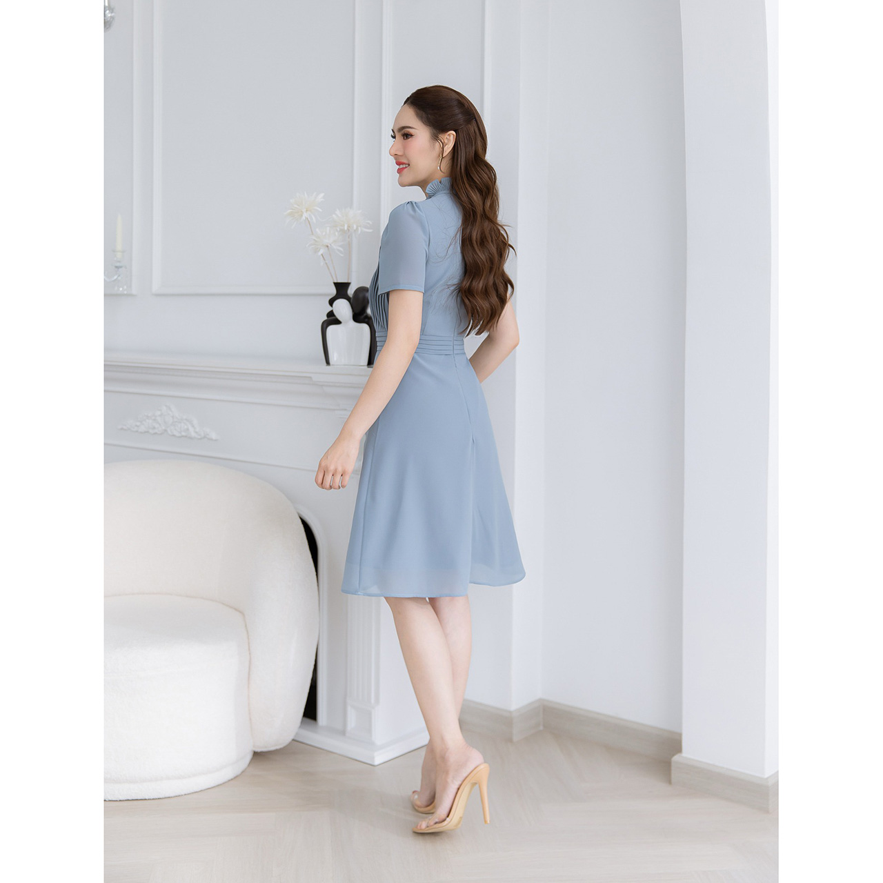 kudapy เดรสผ้าพื้นชีฟอง เย็บเป็นเกล็ดแนวตั้งด้านหน้าและขอบเอวแนวนอน ช่วงคออัดพลีทสวยมีวอลุ่ม แต่งโบว์และแต่งกระดุม