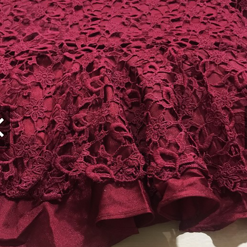 kudapy เดรสสั้นสีแดง ลูกไม้แขนยาว ไหล่ซีทรูแต่งระบายรอบอก เอวเย็บแต่งโบว์