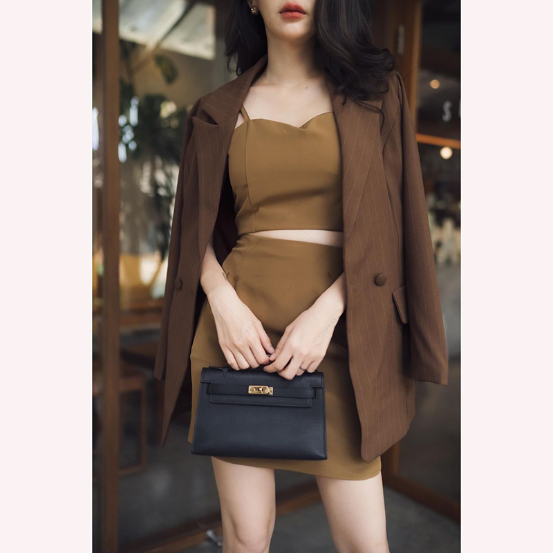 kudapy เซตสูทลายริ้วสีกรม/สีน้ำตาล มาคู่กับสายเดี่ยว พร้อมกระโปรงผ้าเรียบ งานสวย