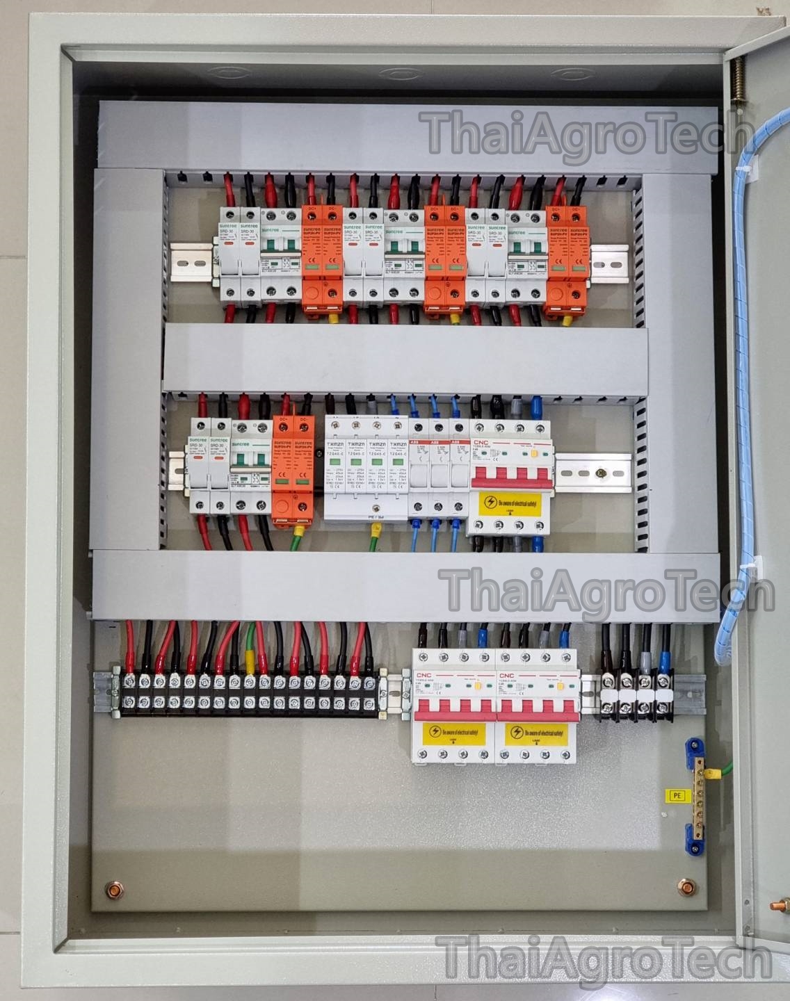 ตู้คอมบายเนอร์สำหรับอินเวอร์เตอร์ 2ตัว AC/DC combiner 4string RCBO 3Ph ใช้กับงานติดตั้งระบบโซล่าเซลล์ แบบ 4 สตริง 20-40กิโลวัตต์ 3เฟส พร้อมเบรคเกอร์กันไฟดูด