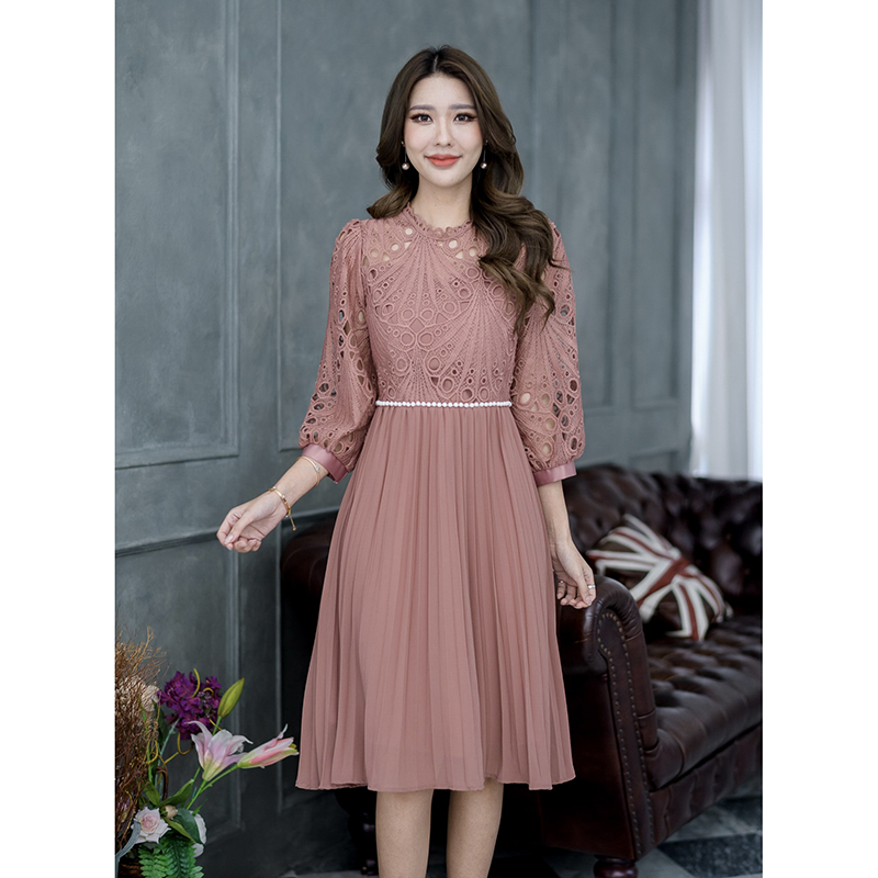 kudapy เดรสสั้นสีน้ำตาล/สีชมพู ดีไซน์แขนยาวจั้มปลายแขน งานแขนพองสวยกำลังดีคะ ช่วงกระโปรงเป็นผ้าชิฟฟ่อนอัดพลีทกระโปรงทรงเอ