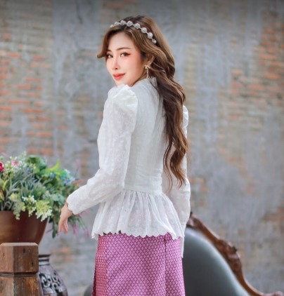 kudapy เสื้อลูกไม้สีขาว ผ้าคอตตอนฉลุ มีซับในชิปหัง แต่งระบาย ใส่ออกนอกหรือเข้าในก็สวย (เฉพาะเสื้อ)