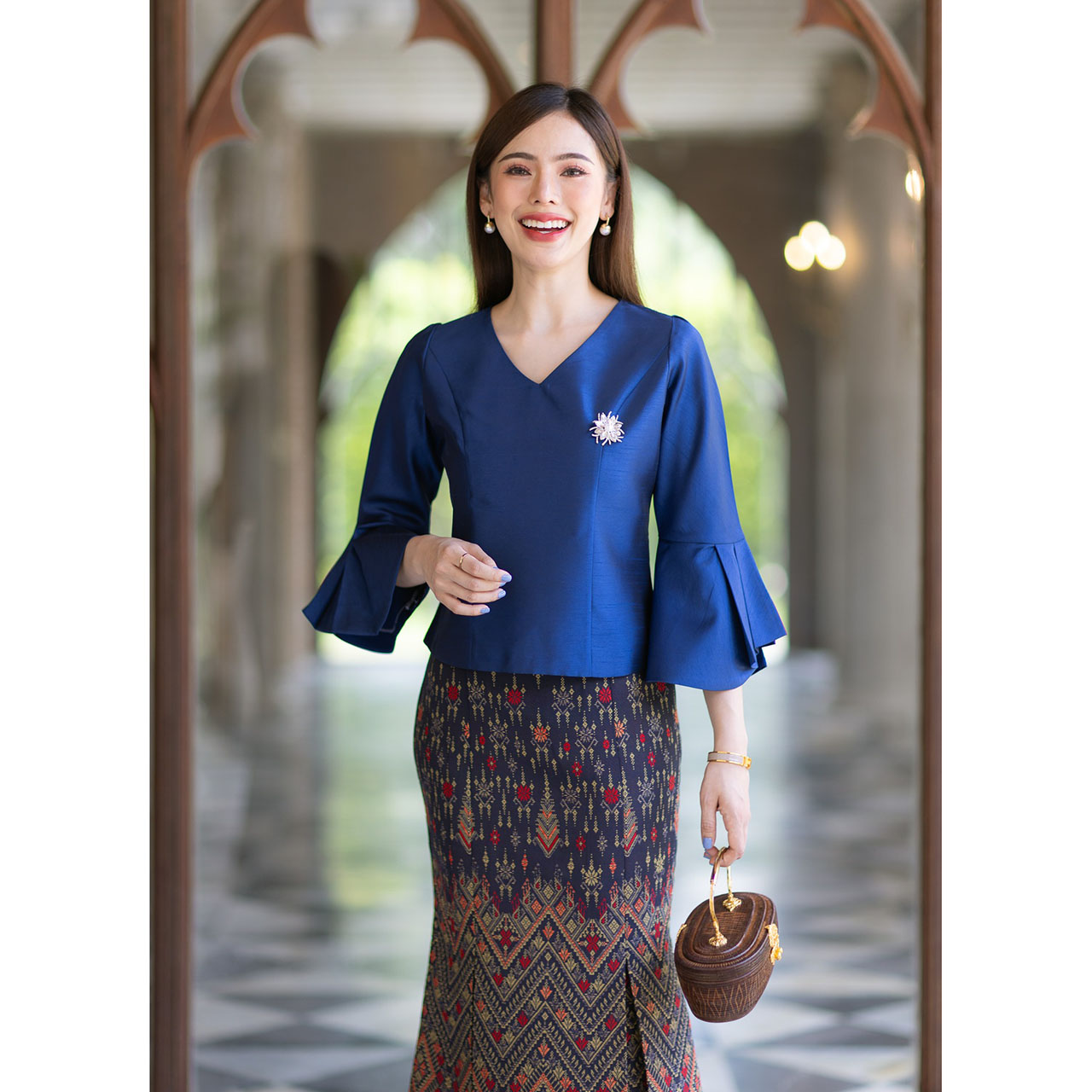 kudapy เสื้อผ้าไหม4เส้น ทุกสีใส่แล้วขับผิว ดูดีมีออร่า เนื้อผ้าทอ เนื้อเบาสบาย ใส่สบายผิว อัดกาว อยู่ทรง ใส่สวยตามแบบ (เฉพาะเสื้อ)