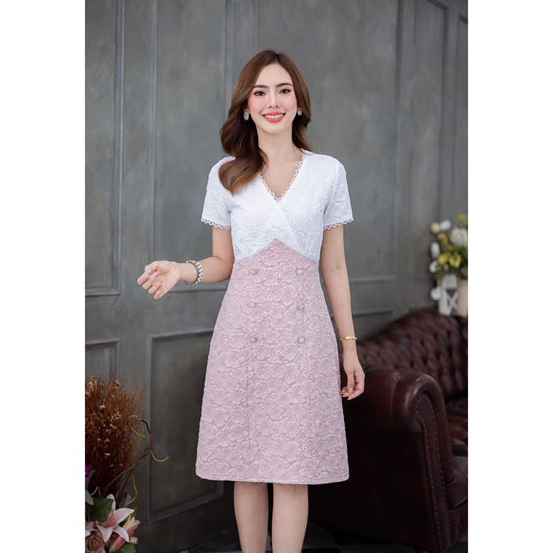 kudapy เดรสสั้นสีขาวชมพู/สีชมพูครีม ทูโทนผ้าแจ็คกาดเนื้อนิ่ม สวยหวาน เนื้อผ้ามีเทคเจอร์ลายดอกไม้ชัด มีดีเทลแต่ลูกไม้ช่วงอกและแขน ช่วงกระโปรงแต่งกระดุมดอกคามิเลียร์