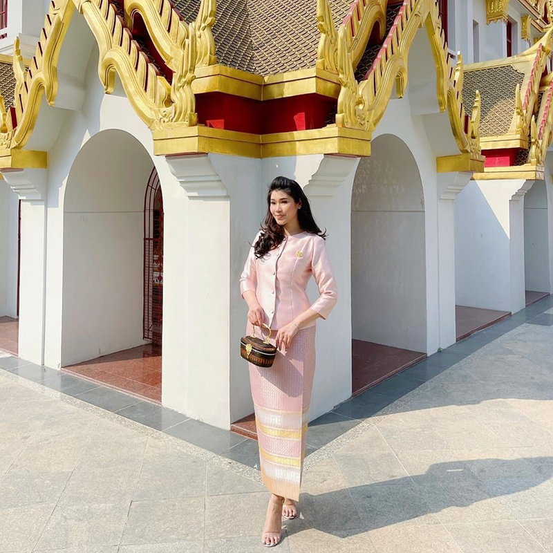 kudapy เสื้อผ้าไหมทรงจิตรลดา สีชมพู สีฟ้า ตัวเสื้อทางร้านใช้ผ้าไหมอย่างดี มีซับในทั้งตัว (ราคาเฉพาะเสื้อนะคะ)