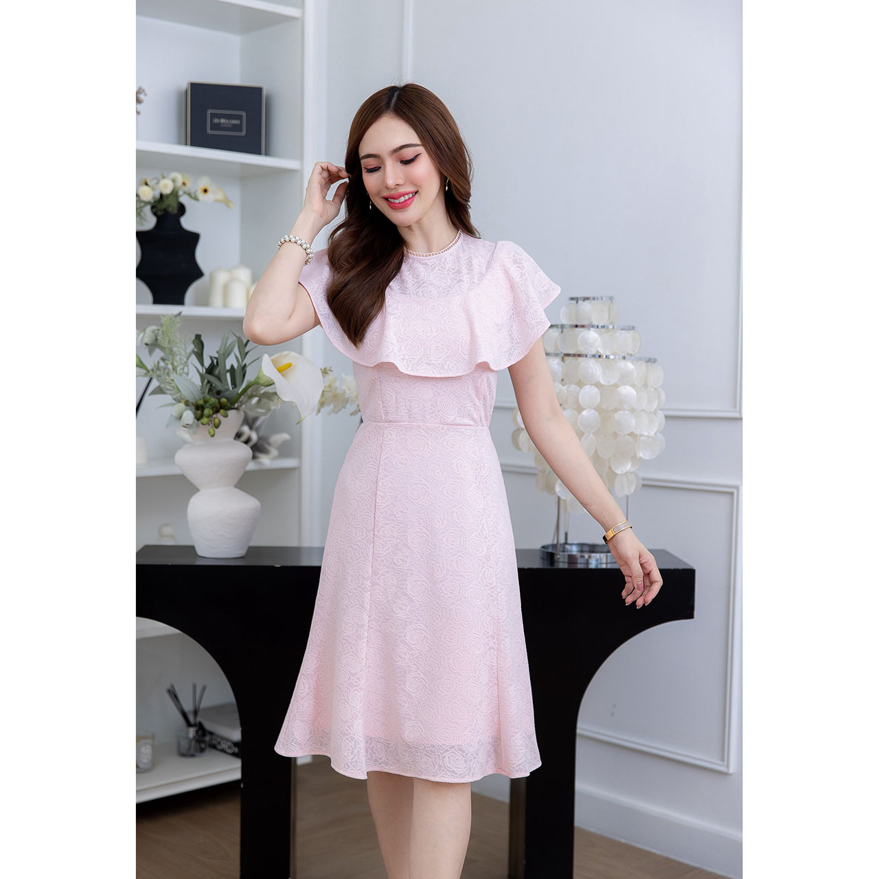 kudapy เดรสสั้นสีชมพู/สีขาว ผ้าลูกไม้ มีเทคเจอร์ ยืดหยุ่นได้ ดีเทลระบายช่วงอก แต่งลูกไม้รอบคอ ช่วงกระโปรงระบายหางปลาสวยแบบพอดี