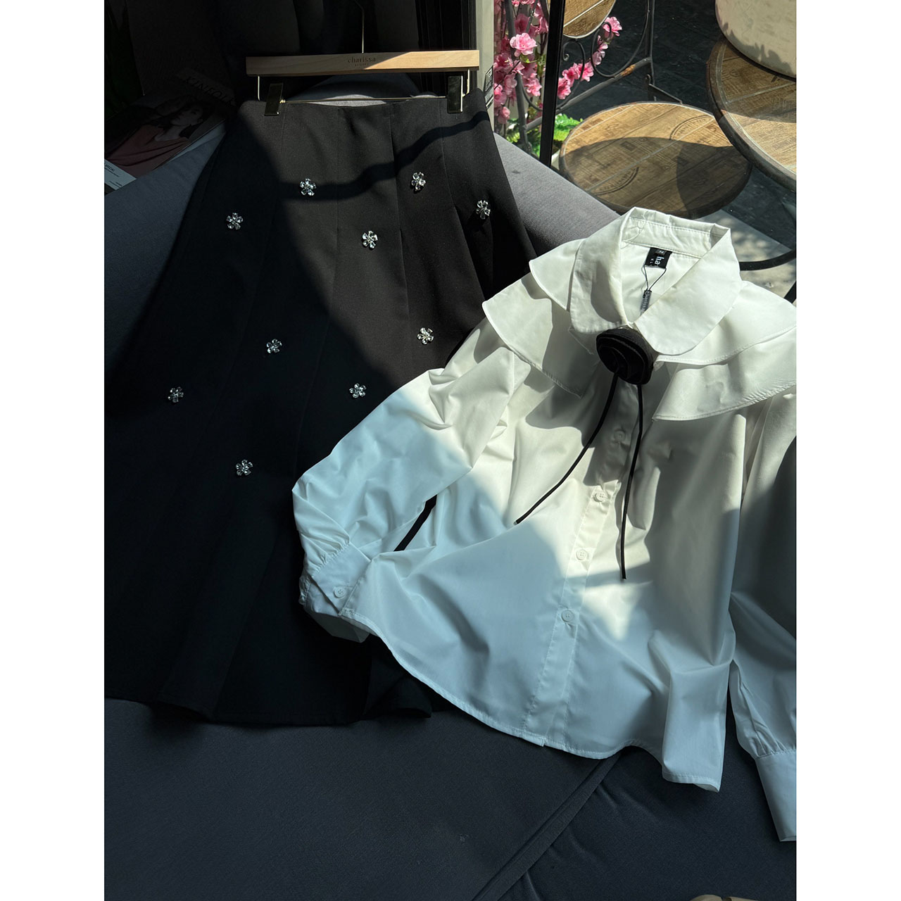 kudapy ชุดเซ็ทกระโปรงคริสตอลมาพร้อมกับเสื้อเชิ้ตและเข็มกลัดกุหลาบน่ารัก