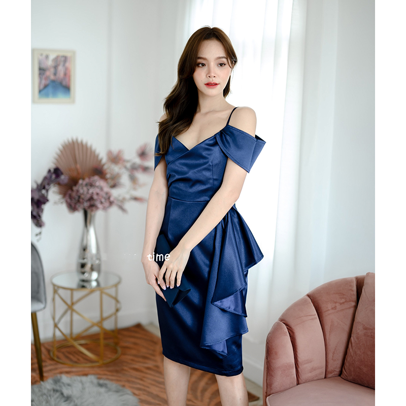 kudapy เดรสสั้นสีชมพูกลีบบัว/สีกรม/สีทองอมชมพู ช่วงอกเป็นอกป้าย จับจีบเดรป เซ็กซี่เล็กๆ แขนเป็นสายเดี่ยวมีผ้าปิดต้นแขน ช่วยพรางต้นแขนได้