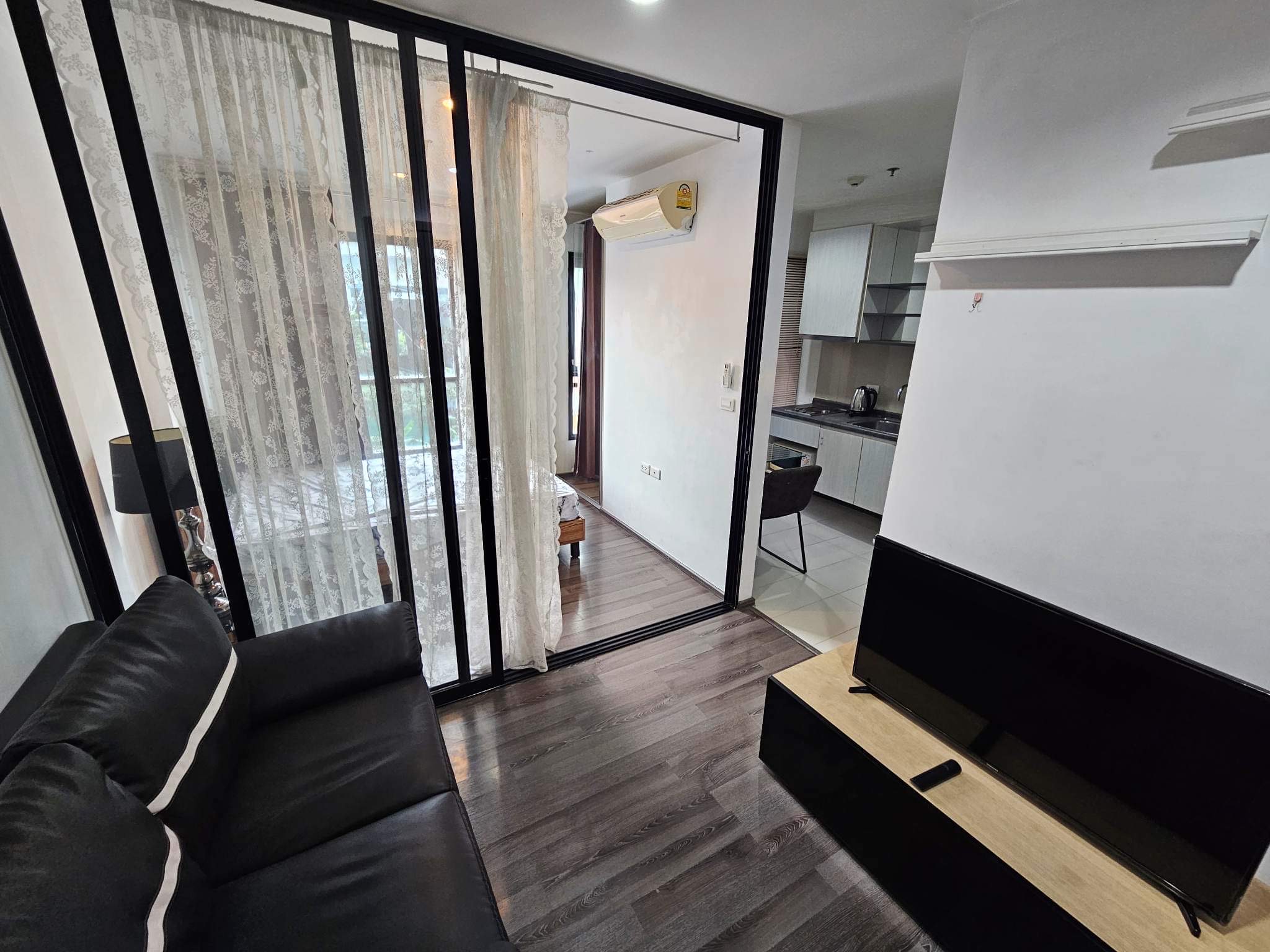 สนใจชมห้องติดต่อได้เลย Line ID: Smile-easy ปล่อยเช่าคอนโด The Base Park West Sukhumvit 77 (เดอะ เบส พาร์ค เวสต์ สุขุมวิท 77) - 1ห้องนอน 1ห้องน้ำ 1ห้องนั่งเล่น - ใกล้ BTS อ่อนนุช - ขนาดห้อง 26 ตรม. ชั้น 3