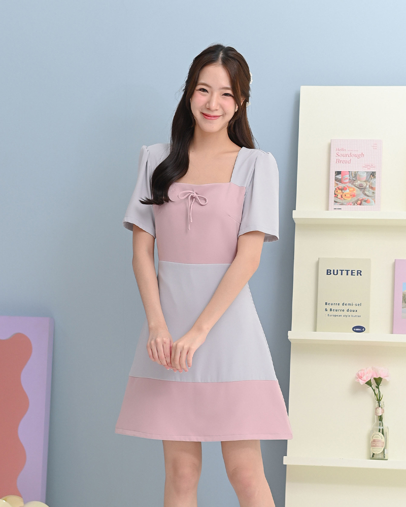 kudapy เดรสแขนสั้นดีไซน์คอเหลี่ยม เล่นสีทูโทนรอบอกและชายกระโปรง แต่งเชือกโบว์เล็กๆเพิ่มความน่ารัก