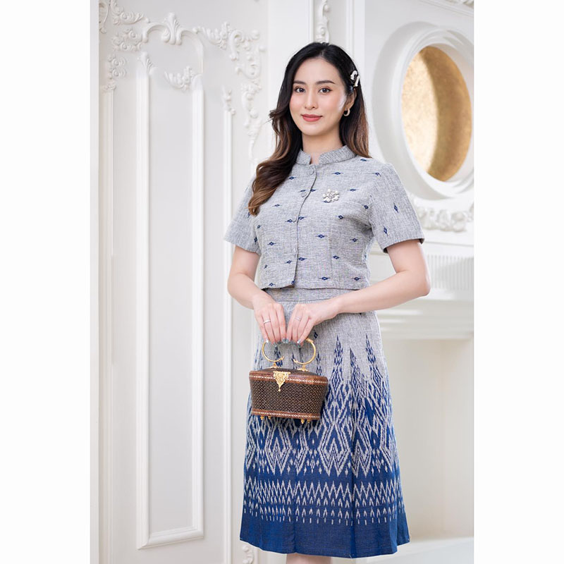 kudapy ชุดเซทสีเทา เสื้อทรงคอจีนกระดุมจริง ผ้าถุงทรงจีบทวิส สวยงามใส่ได้หลายโอกาส ผ้าฝ้ายทอลาย