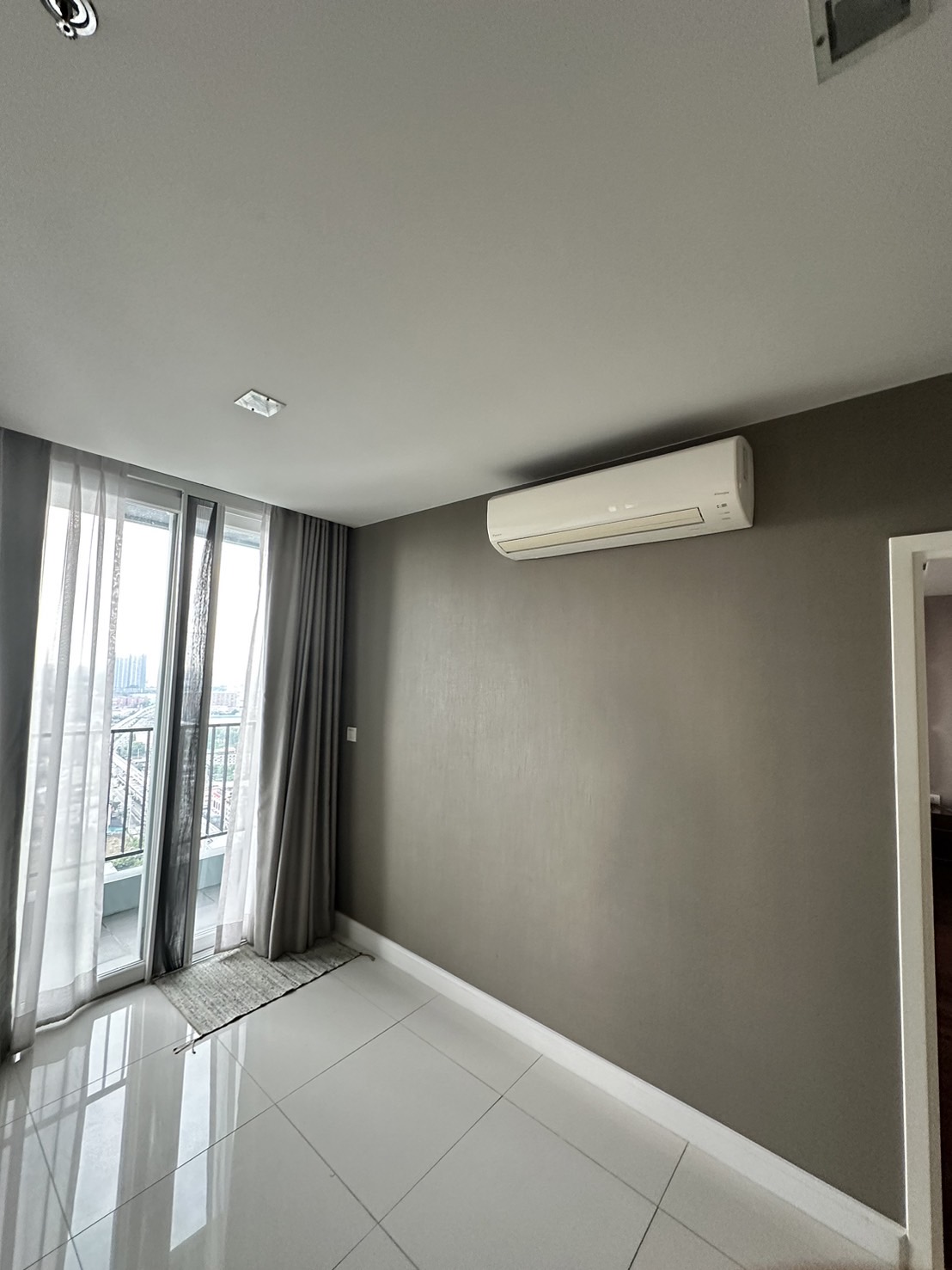 สนใจชมห้องติดต่อได้เลย Line ID: Smile-easy ปล่อยเช่าคอนโด เดอะ เมโทรโพลิส สำโรง อินเตอร์เชนจ์ (The Metropolis Samrong Interchange) - 3ห้องนอน 3ห้องน้ำ 1ห้องนั่งเล่น - ใกล้ BTS สำโรง - ขนาดห้อง 146 ตรม. ชั้น 30