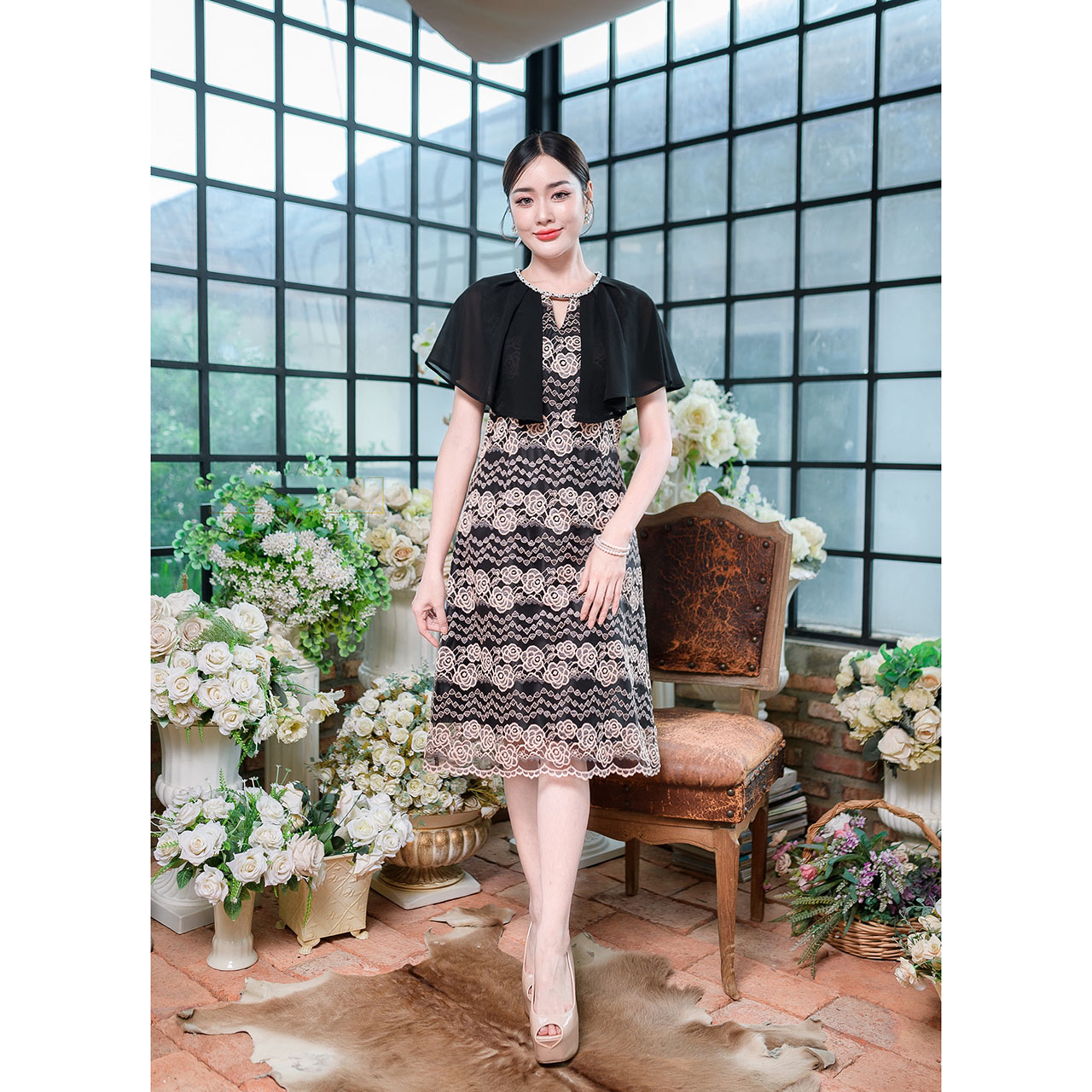 kudapy เดรสสั้นสีครีม/สีดำ ลูกไม้เนื้อนิ่มลายกุหลาบ เดรสทรงบานเล็กน้อยตีเกร็ดหน้าหลังเข้าทรง ช่วงไหล่แต่คลุมระบายด้วยผ้าชีฟอง พรางต้นแขนได้